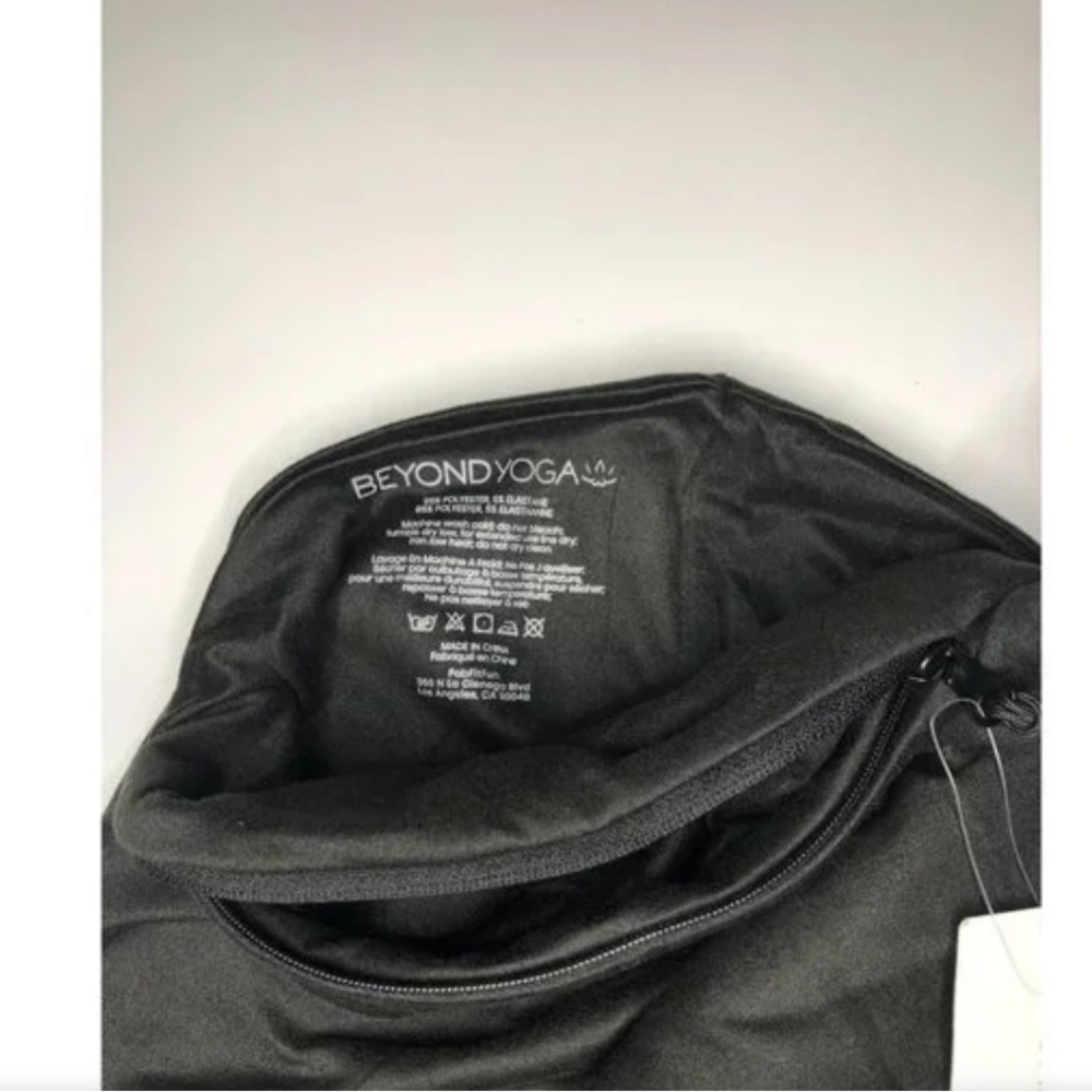 Beyond Yoga Pocket Infinity Black Scarf Lightweight, Soft Fabric Hidden Zipper